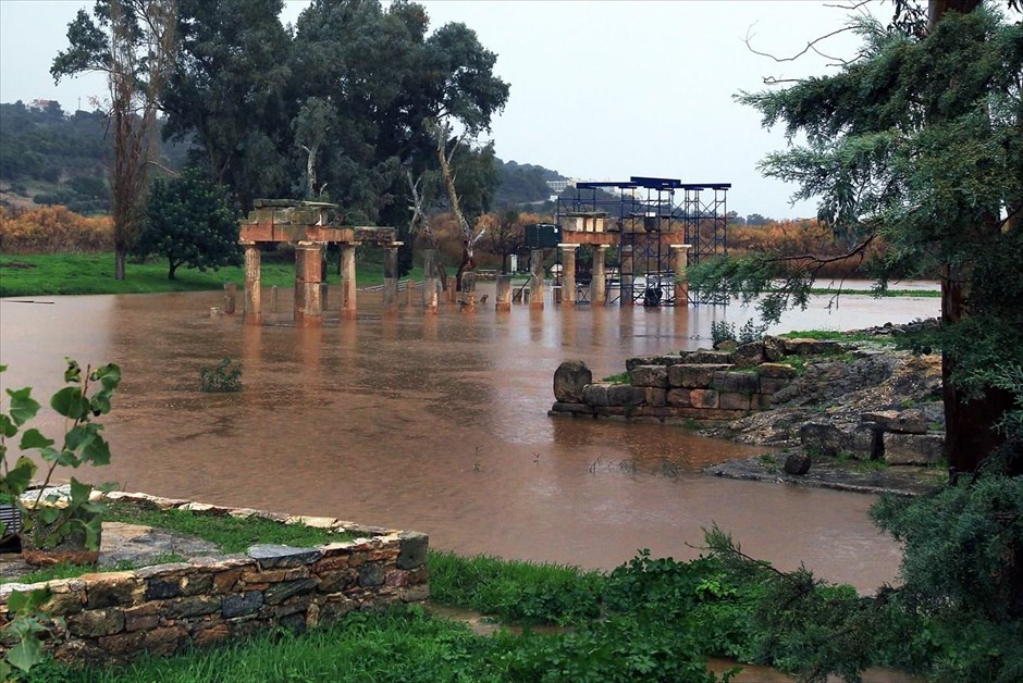 Πλημμύρισε ο ναός της Αρτέμιδας. Πλημμυρισμένος μέσα σε λασπόνερα διακρίνεται ο ναός της Αρτέμιδας στον αρχαιολογικό χώρο της Βραυρώνας, στην ανατολική Αττική.