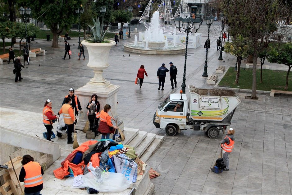 Απομακρύνθηκαν από το Σύνταγμα οι Σύροι πρόσφυγες . Εργαζόμενοι του δήμου της Αθήνας καθαρίζουν τον χώρο στην πλατεία Συντάγματος, όπου είχαν κατασκηνώσει Σύροι πρόσφυγες για περίπου έναν μήνα, ζητώντας τη χορήγηση πολιτικού ασύλου. Οι πρόσφυγες απομακρύνθηκαν νωρίς το πρωί από αστυνομικές δυνάμεις και μεταφέρθηκαν στη Διεύθυνση Αλλοδαπών Αττικής με λεωφορεία χωρίς να δημιουργηθεί κάποια ένταση. Από την περασμένη Παρασκευή αρκετοί από τους πρόσφυγες, κυρίως γυναίκες και παιδιά, μεταφέρθηκαν σε κέντρο φιλοξενίας του δήμου Αθηναίων, ενώ ο δήμαρχος Γιώργος Καμίνης, απηύθυνε πρόσκληση προς τους άλλους δημάρχους της Αττικής, να συνδράμουν στην επίλυση του στεγαστικού προβλήματος των προσφύγων.