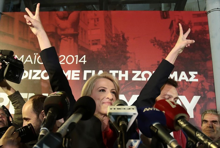 POY2014 - ΦΤΧ - Μάιος . Η υποψήφια Περιφερειάρχης Αττικής, Ρένα Δούρου χαιρετά τον κόσμο που έχει συγκεντρωθεί για να παρακολουθήσει τα αποτελέσματα του πρώτου γύρου εκλογών της τοπικής και περιφερειακής αυτοδιοίκησης, στο εκλογικό της κέντρο, στην πλατεία Κοραή, την Κυριακή 18 Μαΐου. Η κ. Δούρου επικράτησε τελικά του απερχόμενου Περιφερειάρχη Γιάννη Σγουρού στον δεύτερο γύρο των εκλογών στις 25 Μαΐου, με&nbsp;23,8%.