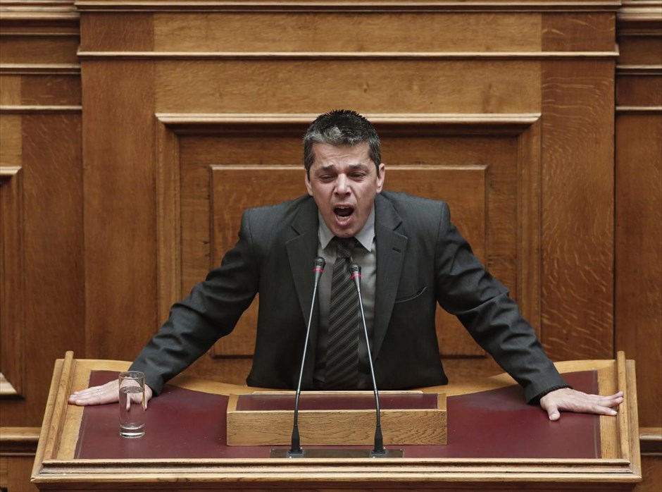 POY2014 - ΦΤΧ - Μάιος . Με κλάματα μίλησε ο προφυλακισμένος βουλευτής Στάθης Μπούκουρας στην Ολομέλεια της Βουλής κατά τη συζήτηση επί του αιτήματος για άρση της ασυλίας για οπλοκατοχή, την&nbsp;Τετάρτη, 7 Μαΐου. «Δεν θα σας διαβάσω τίποτα από αυτά που έχω γράψει. Ένα ερώτημα θα απευθύνω. Είχα πει στην ανακρίτρια ότι κοιμήθηκα φούρναρης και ξύπνησα βουλευτής και είμαι πολύ περήφανος. Είμαι λαϊκό παιδί που εργάζομαι από 15 χρονών. Ο πατέρας μου έπαθε καρκίνο και αναγκάστηκα να αναλάβω την οικογένειά μου. Είμαι παντρεμένος με την ίδια γυναίκα από το 1988. Είμαι περήφανος για το γιό μου, που είναι 18 χρονών, για τα παιδιά μου. Τα βλέπω μία ώρα την εβδομάδα και με ρωτάνε "γιατί είσαι στη φυλακή" και δεν ξέρω τι να τους πω. Δεν έχω να τους πω τίποτα. Κάθομαι και τα κοιτάω», είπε ο κ. Μπούκουρας μέσα σε αναφιλητά.