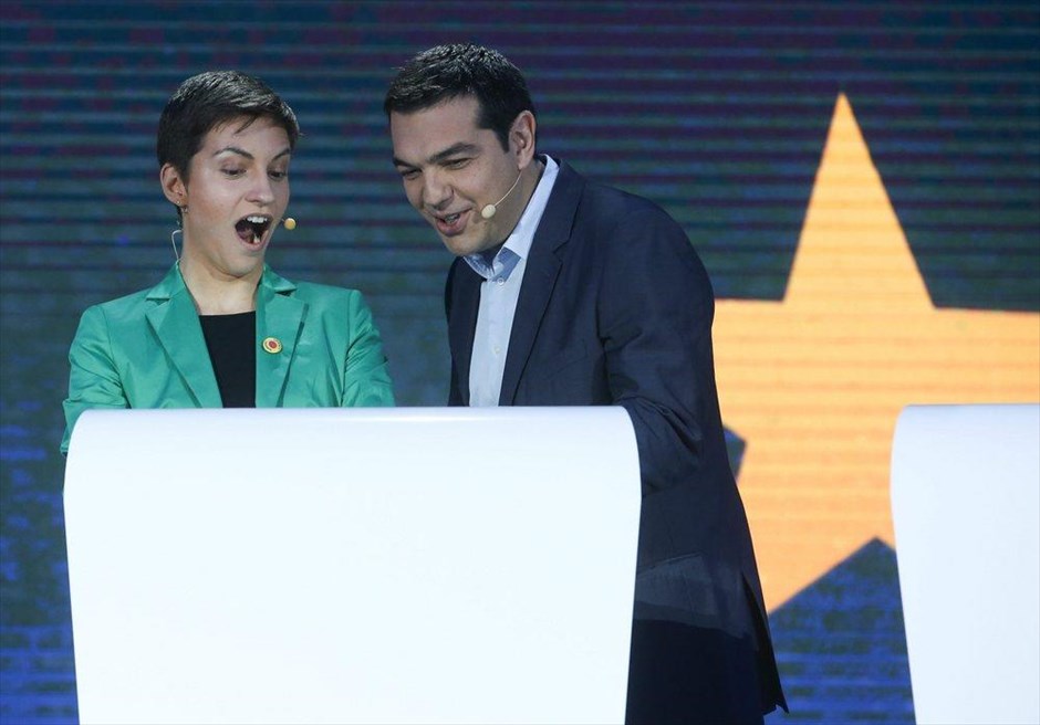 POY2014 - ΦΤΧ - Μάιος . Η υποψήφια του Κόμματος των Πρασίνων, Σκα Κέλλερ, και ο πρόεδρος του ΣΥΡΙΖΑ και τότε υποψήφιος του Κόμματος της Ευρωπαϊκής Αριστεράς, Αλέξης Τσίπρας, σε στιγμιότυπο λίγο πριν την έναρξη του ντιμπέιτ των υποψηφίων για την προεδρία της Κομισιόν, το οποίο πραγματοποιήθηκε την Πέμπτη 15&nbsp;Μαΐου&nbsp;στο Ευρωκοινοβούλιο.