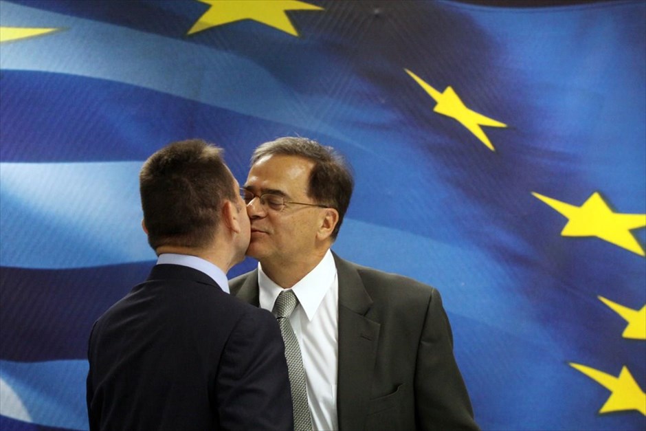 POY2014 - ΦΤΧ - Ιούνιος. O απερχόμενος υπουργός Οικονομικών Γιάννης Στουρνάρας (αριστερά) και ο αντικαταστάτης του, Γκίκας Χαρδούβελης σε στιγμιότυπο από την τελετή παράδοσης - παραλαβής στο υπουργείο Οικονομικών στις 10 Ιουνίου. Ο Πρωθυπουργός προχώρησε τον Ιούνιο σε ανασχηματισμό και κατά τα φαινόμενα, η σύνθεση της νέας κυβέρνησης, προέκυψε με οδηγό το εκλογικό αποτέλεσμα του Μαΐου.
