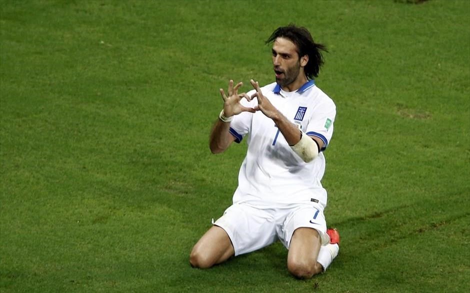 POY2014 - ΦΤΧ - Ιούνιος. Ο Γιώργος Σαμαράς σχηματίζει με τα χέρια του μια καρδία, καθώς πανηγυρίζει για το γκολ που σημείωσε με πέναλτι στο δεύτερο λεπτό των καθυστερήσεων της αναμέτρησης με την Ακτή Ελεφαντοστού, χαρίζοντας στην Εθνική ομάδα ποδοσφαίρου της πρόκριση στους «16» του Παγκοσμίου Κυπέλλου της Βραζιλίας (25 Ιουνίου). Η πορεία της εθνικής ομάδας στα γήπεδα της Βραζιλίας σταμάτησε στην φάση των «16» από την Κόστα Ρίκα στη διαδικασία των πέναλτι.