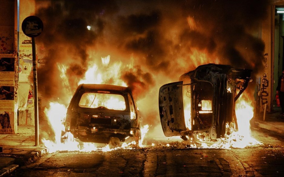 POY2014 - ΦΤΧ - Δεκέμβριος. Επεισόδια στα Εξάρχεια κατά τη διάρκεια πορείας αλληλεγγύης για τον 22χρονο απεργό πείνας Νίκο Ρωμανό στην Αθήνα, στις 2 Δεκεμβρίου 2014.