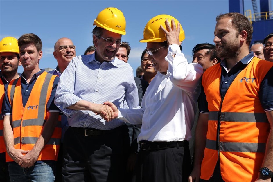POY2014 - ΦΤΧ - Ιούνιος. Τον σταθμό εμπορευματοκιβωτίων και τις εγκαταστάσεις της Cosco στο λιμάνι του Πειραιά επισκέφθηκαν ο πρωθυπουργός Αντώνης Σαμαράς και ο Κινέζος ομόλογός του Λι Κετσιάνγκ στις&nbsp;20 Ιουνίου.