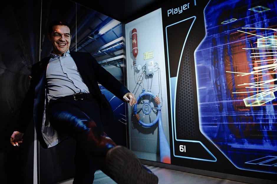 POY2014 - ΦΤΧ - Σεπτέμβριος. Το περίπτερο του CERN στην 79η Διεθνή Έκθεση Θεσσαλονίκης επισκέφθηκε στις&nbsp;13 Σεπτεμβρίου&nbsp;ο πρόεδρος του ΣΥΡΙΖΑ Αλέξης Τσίπρας. Ο κ. Τσίπρας έδειξε ιδιαίτερο ενδιαφέρον για τους τομείς της έρευνας και της τεχνολογίας, ενημερώθηκε για επιτεύγματα στις νέες τεχνολογίες και επισήμανε ότι στην Ελλάδα παρατηρείται σήμερα μεγάλη «αιμορραγία» επιστημονικού δυναμικού που φεύγει στο εξωτερικό λόγω της κρίσης.