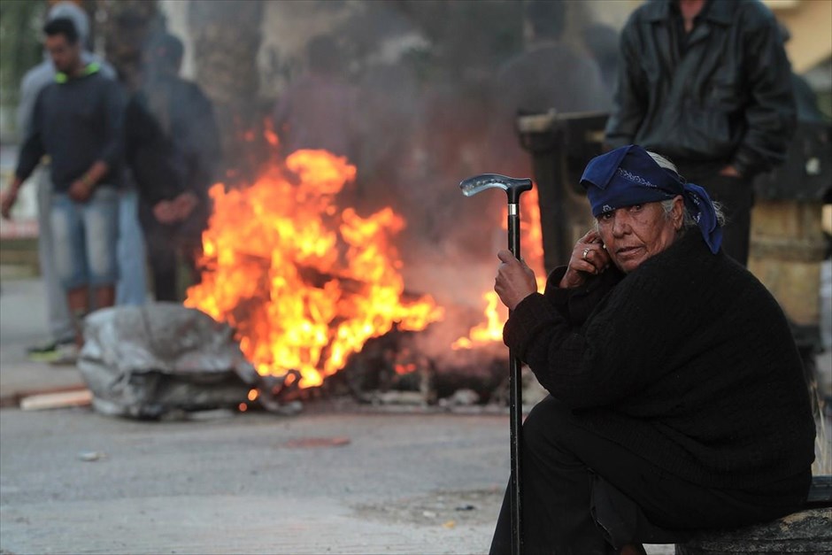 POY2014 - ΦΤΧ - Σεπτέμβριος. Ρομά έχουν ανάψει φωτιές στο ύψος του Νομισματοκοπείου στις&nbsp;30 Σεπτεμβρίου, καθώς εκείνη την ημέρα ήταν προγραμματισμένη η κατεδάφιση 12 παραπηγμάτων στον καταυλισμό τους. Από το προηγούμενο βράδυ κάτοικοι του καταυλισμού έβαζαν φωτιές σε λάστιχα, ενώ το πρωί έστησαν οδοφράγματα στη Μεσογείων. Οι Ρομά, που κατοικούσαν στο σημείο εδώ και 40 χρόνια, αρνούνταν να αποχωρήσουν και να εγκατασταθούν στο όρος Πατέρα στα Μέγαρα. Η εντολή για την κατεδάφιση είχε δοθεί από την αποκεντρωμένη διοίκηση Αττικής, βάσει δικαστικής απόφασης.&nbsp;