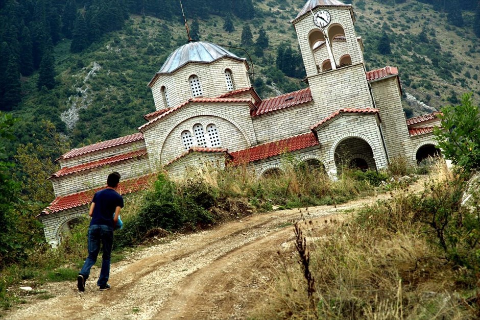 POY2014 - ΦΤΧ - Σεπτέμβριος. Συντρίμμια έχουν απομείνει σε περισσότερα από 50 σπίτια στο χωριό Ροπωτό του νομού Τρικάλων λόγω των κατολισθητικών φαινομένων. To Ροπωτό, παρά τα προβλήματα κατολισθήσεων που επικρατούν στην περιοχή, δεν είχε συμπεριληφθεί στις περιπτώσεις απαλλαγής ή μειωμένης καταβολής του ΕΝΦΙΑ σύμφωνα με τη σχετική λίστα της απόφασης του γενικού γραμματέα Δημοσίων Εσόδων (12 Σεπτεμβρίου).
