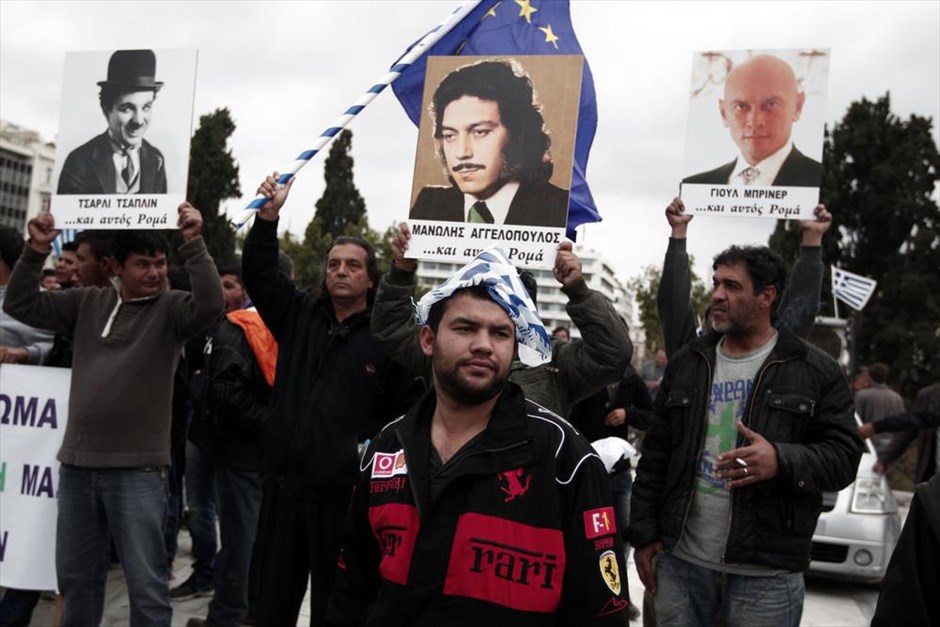 POY2014 - ΦΤΧ - Φεβρουάριος. Ρομά από όλη την Ελλάδα πραγματοποίησαν συγκέντρωση διαμαρτυρίας μπροστά από τη Βουλή, την Παρασκευή 21 Φεβρουαρίου, ζητώντας καλύτερες συνθήκες διαβίωσης, ελεύθερη πρόσβαση στην Υγεία και να αντιμετωπίζονται ως ισότιμα μέλη της κοινωνίας.