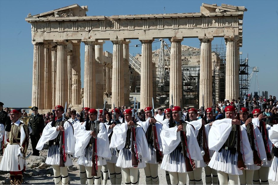POY2014 - ΦΤΧ - Οκτώβριος. Τελετή ανύψωσης της σημαίας στο βράχο της Ακρόπολης για τα 70 χρόνια από την απελευθέρωση της Αθήνας απο την Γερμανκή κατοχή (12 Οκτωβρίου).&nbsp;