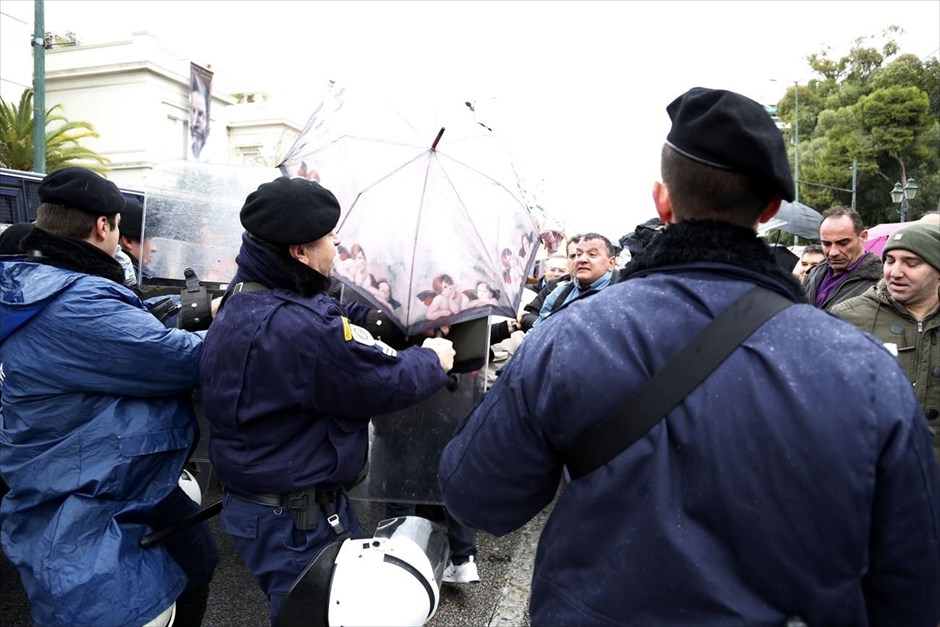 Ένταση στη συγκέντρωση των σχολικών φυλάκων. Διαμαρτυρία έξω από το υπουργείο Διοικητικής Μεταρρύθμισης πραγματοποίησαν το πρωί σχολικοί φύλακες από όλη την Ελλάδα. Οι συγκεντρωμένοι έκλεισαν τη Βασ. Σοφίας με αποτέλεσμα να προκληθεί μικροένταση με δυνάμεις των ΜΑΤ που βρίσκονταν στο σημείο.