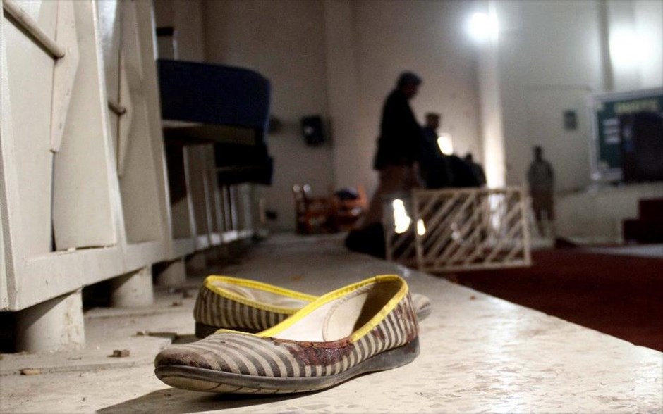 Πακιστάν - Όμηροι σε στρατιωτικό σχολείο - Ταλιμπάν. Τα υπάρχονται ενός εκ των θυμάτων της ένοπλης επίθεσης των Ταλιμπάν, βρίσκονται στο αμφιθέατρο του στρατιωτικού σχολείου.