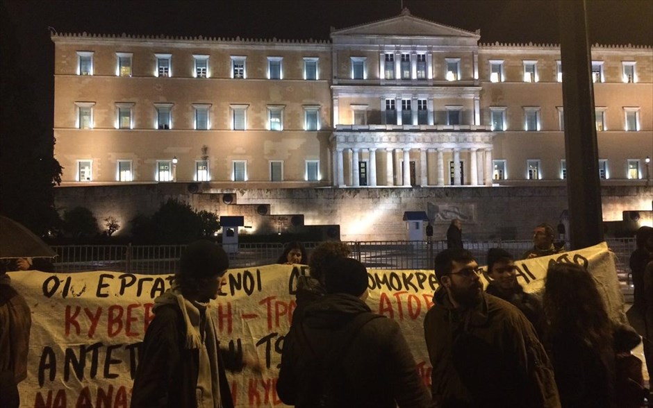 Ψηφοφορία μέσα, διαδηλώσεις έξω. Ενώ στην Ολομέλεια της Βουλής εξελισσόταν ο πρώτος γύρος ψηφοφορίας για τον Πρόεδρο της Δημοκρατίας, έξω πολίτες διαδήλωναν.