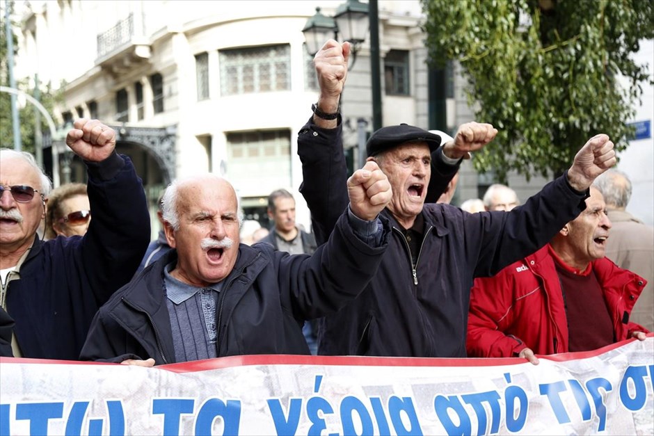 Πορεία συνταξιούχων στο υπουργείο Εργασίας. Στους δρόμους βγήκαν σήμερα συνταξιούχοι, οι οποίοι διαδήλωσαν με κύριο αίτημα την επαναφορά της 13ης και 14ης σύνταξης. Πραγματοποίησαν πορεία από την πλατεία Κοτζιά προς το υπουργείο Εργασίας και ζήτησαν να υπάρξει άμεσα συνάντηση με τον υπουργό Γιάννη Βρούτση.