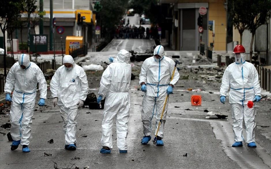 POY2014 - ΦΤΧ - ΑΠΡΙΛΙΟΣ. Έρευνες της Αντιτρομοκρατικής, μετά τη βομβιστική επίθεση με παγιδευμένο αυτοκίνητο έξω από την Τράπεζα της Ελλάδος (10 Απριλίου).