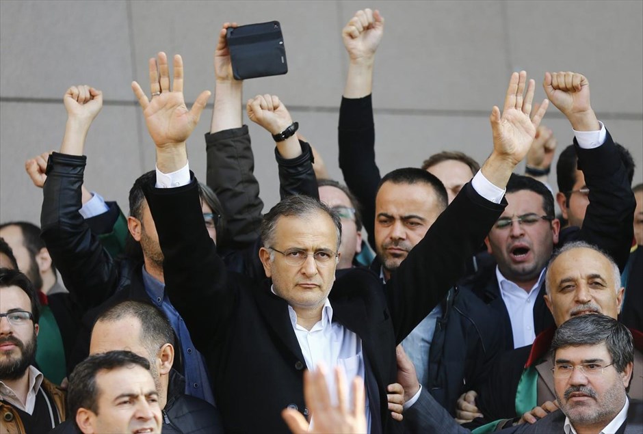 Τουρκία: Ελεύθερος ο αρχισυντάκτης της Zaman. Ο αρχισυντάκτης της εφημερίδας Zaman, Εκρέμ Ντουμανλί, χαιρετά τους υποστηρικτές του αφού αφέθηκε ελεύθερος, έξω από το Δικαστικό Μέγαρο στην Κωσταντινούπολη. Δικαστήριο της Κωνσταντινούπολης άφησε ελεύθερο τον αρχισυντάκτη της εφημερίδας Zaman, ο&nbsp; οποίος είχε συλληφθεί κατά τη διάρκεια εφόδων της αστυνομίας σε γραφεία μέσων ενημέρωσης το σαββατοκύριακο. Ο Εκρέμ Ντουμανλί βρίσκεται ανάμεσα στους οκτώ υπόπτους οι οποίοι κρατήθηκαν ως ύποπτοι για προσπάθεια ανατροπής της τουρκικής κυβέρνησης. Τέσσερις άλλοι, μεταξύ αυτών διευθυντής τηλεοπτικού σταθμού, θα παραμείνουν προφυλακισμένοι.