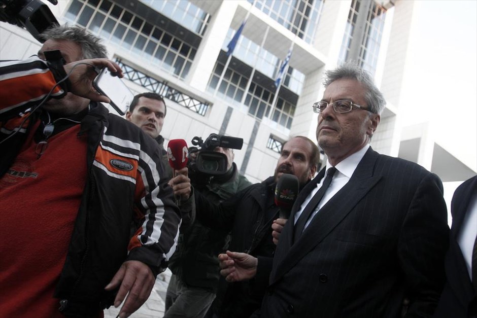 Τα βίντεο είναι μονταρισμένα, υποστήριξε ο Γ. Αποστολόπουλος. Ο Γιώργος Αποστολόπουλος εξέρχεται από το Εφετείο όπου κατέθεσε ως ύποπτος για την τέλεση της κακουργηματικής πράξης της δωροδοκίας βουλευτή.&nbsp;«Η πραγματικότητα είναι όπως την κατέθεσε ο κ. Αποστολόπουλος, χωρίς μοντάζ», δήλωσε ο συνήγορος του φερόμενου «μεσάζοντα», Π. Σαράκης.&nbsp;&nbsp;«Τα βίντεο είναι μονταρισμένα», πρόσθεσε.