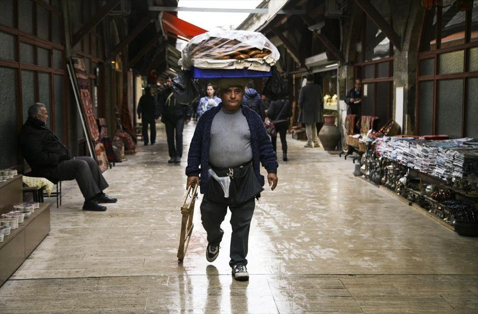 Ταξίδι στην Κωνσταντινούπολη. Πλανόδιος πωλητής κουλουριών, στην αγορά Αράστα, στο Σουλτάν Αχμέτ στην Κωνσταντινούπολη.