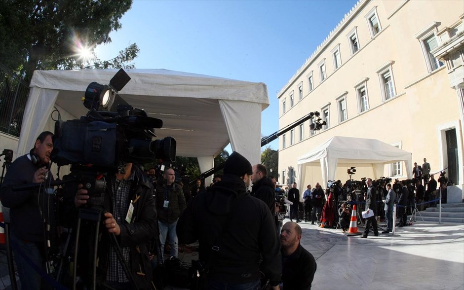 Βουλή: Αναμονή για τη δεύτερη ψηφοφορία εκλογής Προέδρου της Δημοκρατίας. Δημοσιογράφοι στο περιστύλιο της Βουλής λίγη ώρα πριν την δεύτερη ψηφοφορία για την εκλογή Προέδρου της Δημοκρατίας. Σε κλίμα ακραίας πολιτικής πόλωσης, υπό τη σκιά της υπόθεσης Χαϊκάλη, διεξάγεται στις 12 το μεσημέρι η δεύτερη ψηφοφορία για την εκλογή νέου Προέδρου της Δημοκρατίας, στην οποία μεταξύ άλλων θα αποτυπωθεί ο αντίκτυπος της πρότασης του Πρωθυπουργού για συναίνεση και εκλογές στο τέλος του 2015.