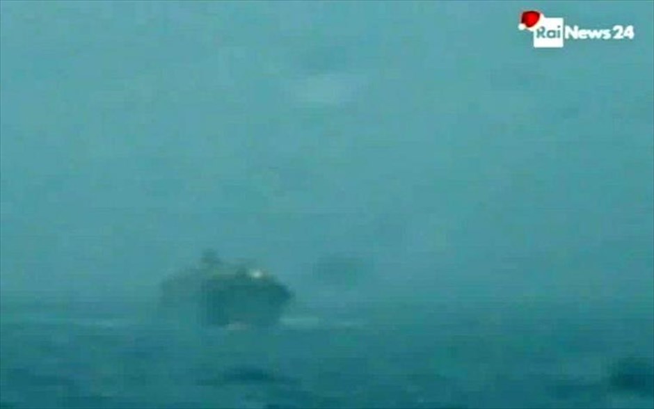 Πυρκαγιά στο πλοίο Νorman Αtlantic. Φωτογραφία από βίντεο που δόθηκε στη δημοσιότητα από το ιταλικό κρατικό κανάλι RaiNews24, δείχνει το επιβατικό οχηματαγωγό πλοίο Norman Atlantic.