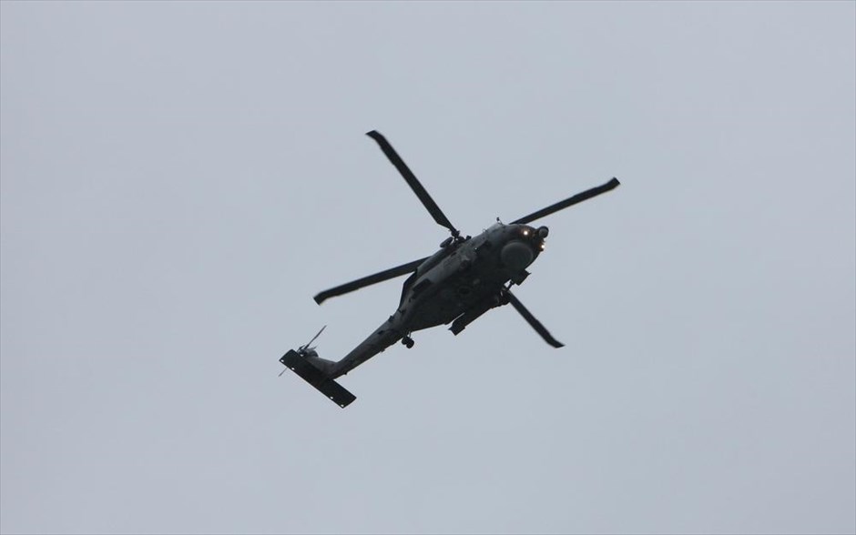 Πυρκαγιά στο πλοίο Νorman Αtlantic. Ελικόπτερο SUPER PUMA πετάει πάνω από το λιμάνι της Κέρκυρας για να συμμετάσχει και να βοηθήσει στην γιγαντιαία επιχείρηση για τη διάσωση των επιβατών μετά την πυρκαγιά που εκδηλώθηκε τα ξημερώματα σε ένα από τα γκαράζ του πλοίου «Νorman Αtlantic».