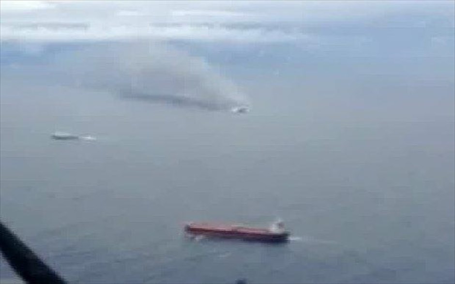 Πυρκαγιά στο πλοίο Νorman Αtlantic. Φωτογραφία δείχνει το φλεγόμενο επιβατηγό πλοίο «Νorman Αtlantic».