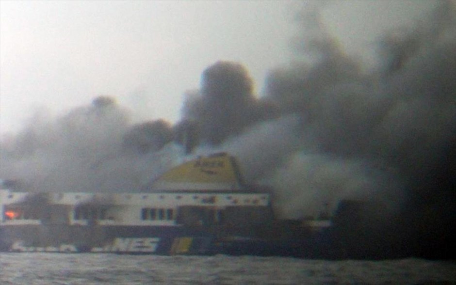 Πυρκαγιά στο πλοίο Νorman Αtlantic. Φωτογραφία τραβηγμένη από παραπλέον σκάφος δείχνει το φλεγόμενο επιβατηγό πλοίο «Νorman Αtlantic».