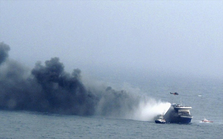 Πυρκαγιά στο πλοίο Νorman Αtlantic. Φωτογραφία που δόθηκε στη δημοσιότητα από το Πολεμικό Ναυτικό της Ιταλίας και δείχνει το φλεγόμενο επιβατηγό πλοίο «Νorman Αtlantic».