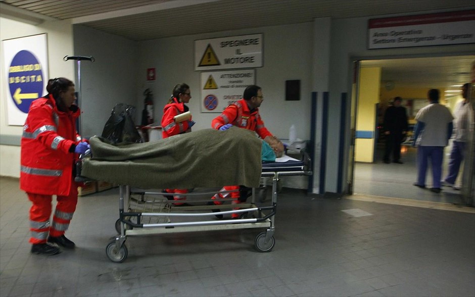 Στο νοσοκομείο του Πρίντεζι διασωθέντες από το Norman Atlantic. Διασωθείς από το επιβατικό οχηματαγωγό πλοίο Norman Atlantic μεταφέρεται από το νοσηλευτικό προσωπικό  στο νοσοκομείο Antonio Perrino στο Πρίντεζι. Έλληνας είναι ο νεκρός του Norman Atlantic, όπως ανακοίνωσε το&nbsp;Λιμενικό Σώμα, επικαλούμενο το αρμόδιο κέντρο διάσωσης της Ρώμης.&nbsp;Στους 165 ο αριθμός των διασωθέντων, μεταξύ των οποίων και Έλληνες, από το επιβατηγό οχηματαγωγό πλοίο, στο γκαράζ του οποίου εκδηλώθηκε πυρκαγιά ενώ έπλεε 45 ναυτικά μίλια από την Κέρκυρα, με προορισμό την Αγκόνα.