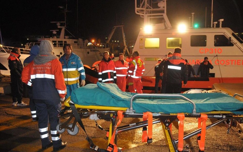Επιχείρηση για τη διάσωση των επιβατών του πλοίου «Νorman Αtlantic». Σωστικά συνεργεία μεταφέρουν διασωθέντες επιβάτες του πλοίου Norman Atlantic στο λιμάνι του Οτράντο, στην Ιταλία.