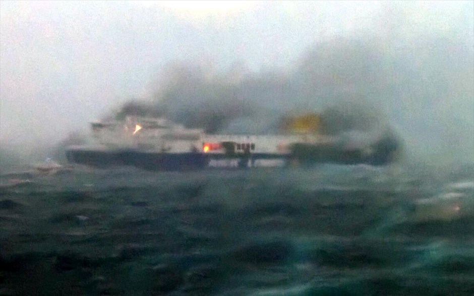 Πυρκαγιά στο πλοίο Νorman Αtlantic. Το φλεγόμενο Norman Atlantic. Φωτογραφία από το εσωτερικό του πλοίου Olympic Cruise που πραγματοποιεί τη γραμμή Αγκόνα Ηγουμενίτσα που έχει σταματήσει κοντά στο Norman Atlantic.