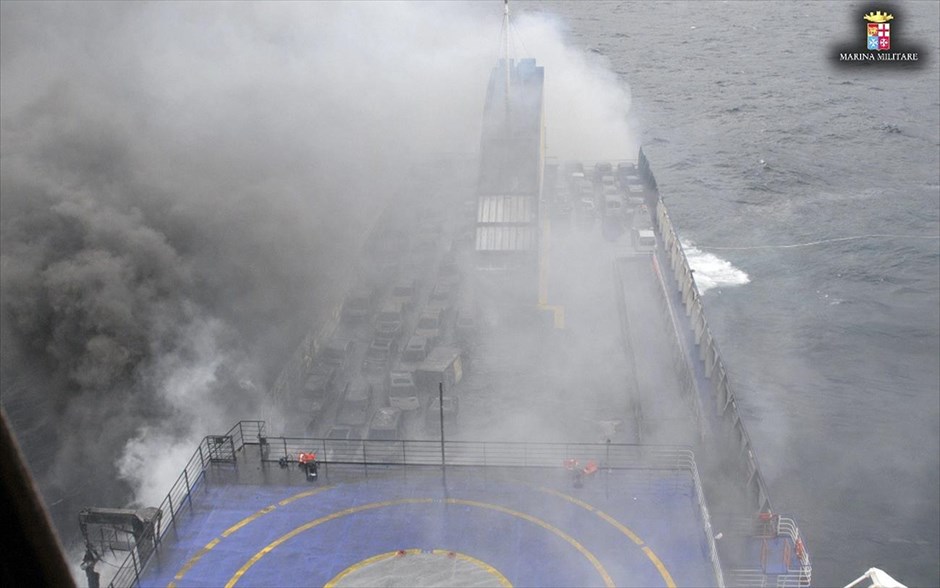 Επιχείρηση για τη διάσωση των επιβατών του πλοίου «Νorman Αtlantic». Καπνοί στο κατάστρωμα του πλοίου Norman Atlantic. Φωτογραφία που δόθηκε στη δημοσιότητα από το Πολεμικό Ναυτικό της Ιταλίας.