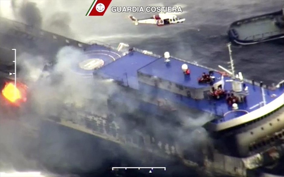 Επιχείρηση για τη διάσωση των επιβατών του πλοίου «Νorman Αtlantic». Το φλεγόμενο πλοίο Norman Atlantic. Φωτογραφία που δόθηκε στη δημοσιότητα από το Λιμενικό Σώμα της Ιταλίας.