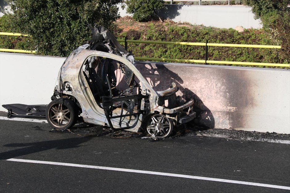 Έκρηξη Ι.Χ. στην Αττική Οδό. Ένας άνδρας έχασε τη ζωή του όταν εξερράγη εν κινήσει το αυτοκίνητο που οδηγούσε στην Αττική Οδό, στο ρεύμα προς Σπάτα, στις 7:30 το πρωί. Στο σημείο έχει μεταβεί κλιμάκιο του Τμήματος Εξουδετέρωσης Εκρηκτικών Μηχανισμών (ΤΕΕΜ), καθώς εξετάζονται ανεπιβεβαίωτες πληροφορίες ότι το Ι.Χ. περιείχε εκρηκτικά.