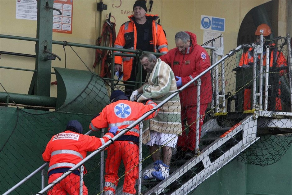 Έφτασαν στο Μπάρι οι 49 διασωθέντες του «Norman Atlantic». Τραυματισμένος επιβάτης αποβιβάζεται από το πλοίο «Spirit of Piraeus» στο λιμάνι του Μπάρι. Aπό εναέρια μέσα και υπό αντίξοες καιρικές συνθήκες, λόγω των δυνατών ανέμων συνεχίζεται η επιχείρηση διάσωσης των επιβατών του Norman Atlantic. 