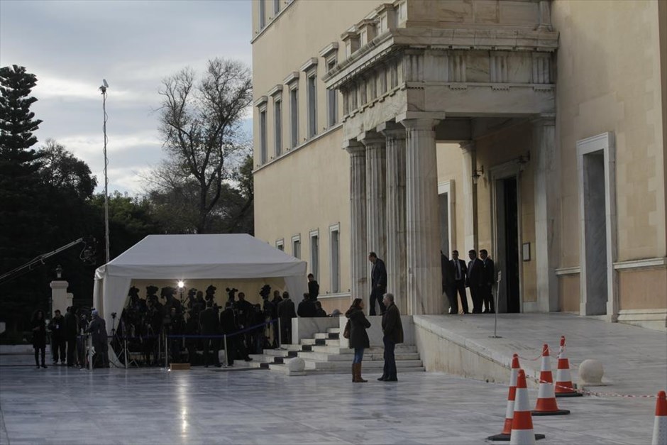 Βουλή - Δημοσιογράφοι - Εκλογή προέδρου. Εικονολήπτες, φωτορεπόρτερ και δημοσιογράφοι προετοιμάζονται να καλύψουν τις αφίξεις των βουλευτών έξω από Βουλή, πριν ξεκινήσει η τρίτη ψηφοφορία για την εκλογή Προέδρου της Δημοκρατίας.