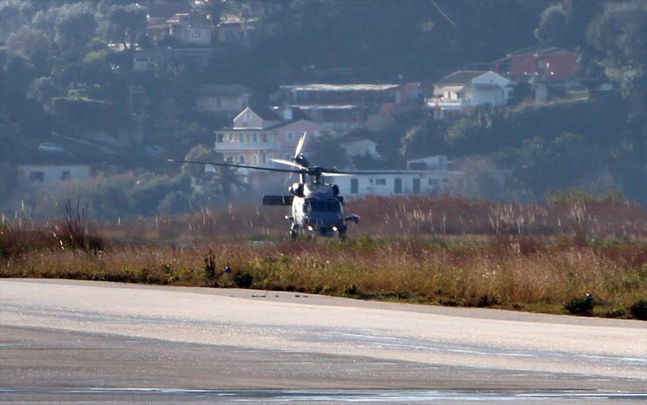 Επιχείρηση για τη διάσωση των επιβατών του πλοίου Νorman Αtlantic. Ελικόπτερο προσγειώνεται στο αεροδρόμιο της Κέρκυρας, μεταφέροντας επτά επιβάτες από το φλεγόμενο πλοίο «Norman Atlantic». Τους διασωθέντες παρέλαβαν δύο ασθενοφόρα τους οποίους μετέφεραν στο νοσοκομείο του νησιού.&nbsp;