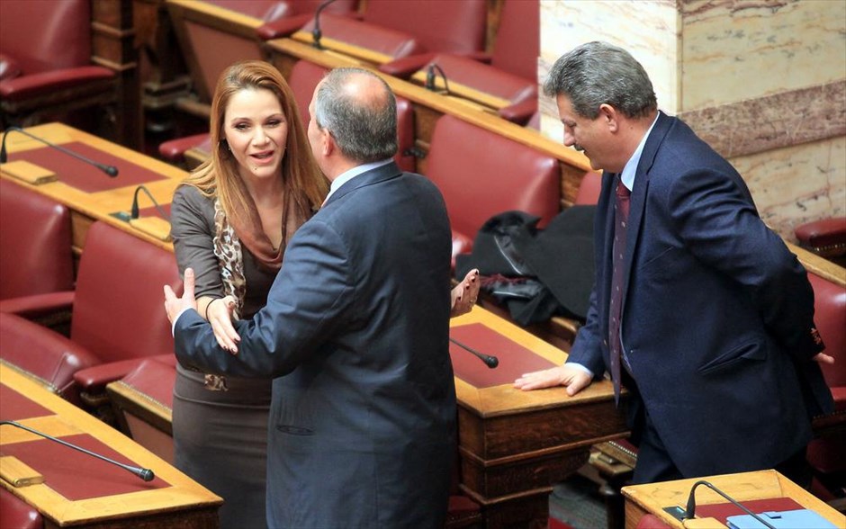 Βουλή - Εκλογή προέδρου. Η Μίκα Ιατρίδη, ο Κώστας Καραμανλής (Κ) και ο Ιωάννης Κουράκος (Δ) συνομιλούν στην ειδική συνεδρίαση της Ολομέλειας της Βουλής για την εκλογή Προέδρου της Δημοκρατίας.