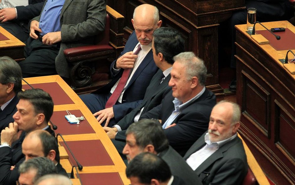 Βουλή - Εκλογή προέδρου. Ο πρώην πρωθυπουργός Γιώργος Παπανδρέου (πίσω) συνομιλεί με βουλευτές.