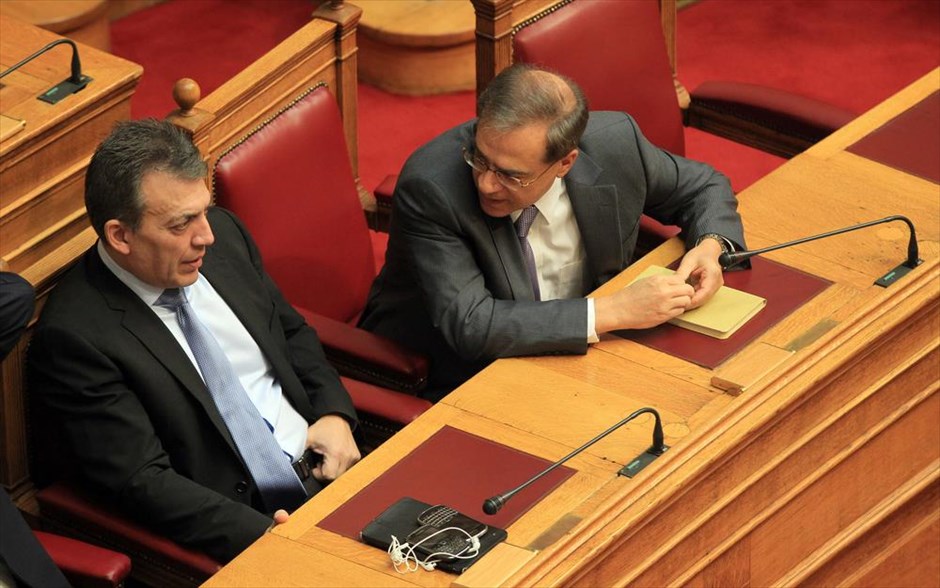 Βουλή - Εκλογή προέδρου. Ο υπουργός Εργασίας, Κοινωνικής Ασφάλισης και Πρόνοιας Γιάννης Βρούτσης (Α) και ο υπουργός Οικονομικών Γκίκας Χαρδούβελης (Δ) συνομιλούν στη Βουλή.