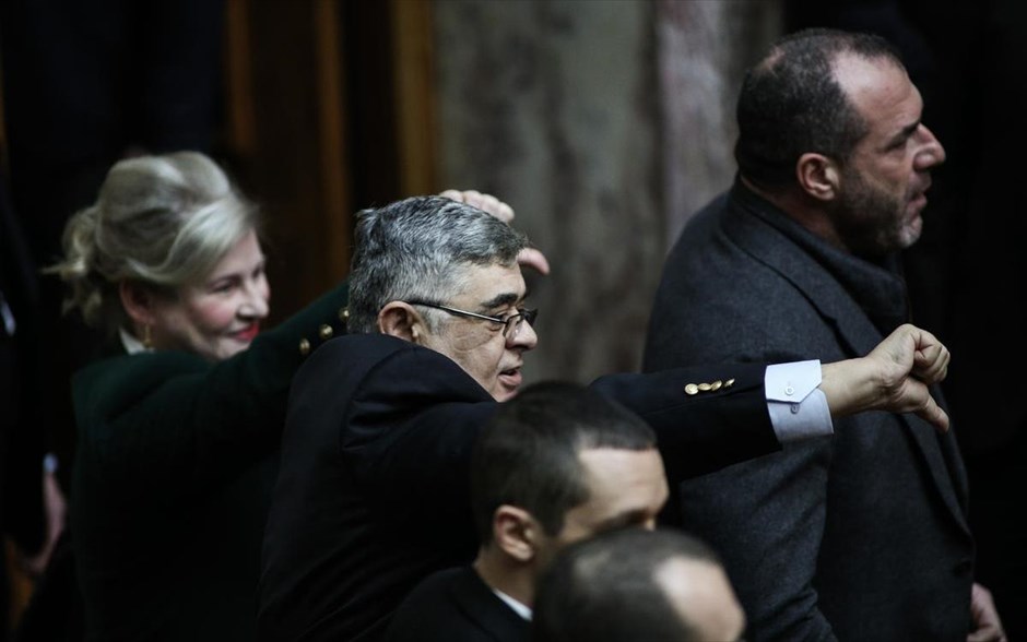 Βουλή - Εκλογή προέδρου. Βουλευτές της Χρυσής Αυγής φώναξαν «είστε ξεφτιλισμένοι», «ο Σαμαράς στη φυλακή», «σας περιμένουμε στη φυλακή», «θα έρθετε μαζί μας». Επίσης έτειναν προς τον Πρωθυπουργό τον αντίχειρα προς τα κάτω, πράξη που έκανε και ο Γραμματέας του κόμματος Νίκος Μιχαλολιάκος.