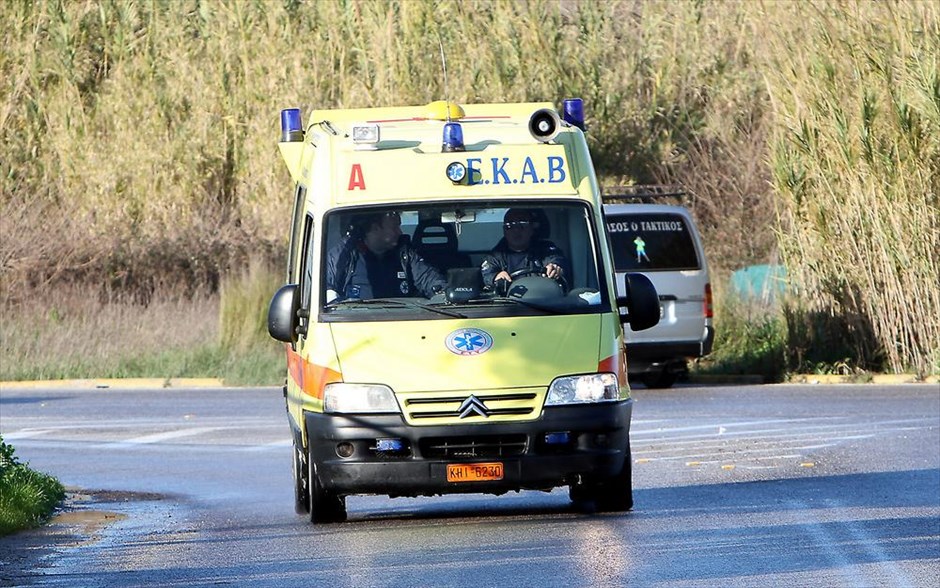 Επιχείρηση για τη διάσωση των επιβατών του πλοίου Νorman Αtlantic - Κέρκυρα. Ασθενοφόρο του ΕΚΑΒ φτάνει στο αεροδρόμιο της Κέρκυρας για να μεταφέρει στο νοσοκομείο τους επιβάτες που διασώθηκαν από το «Norman Atlantic».