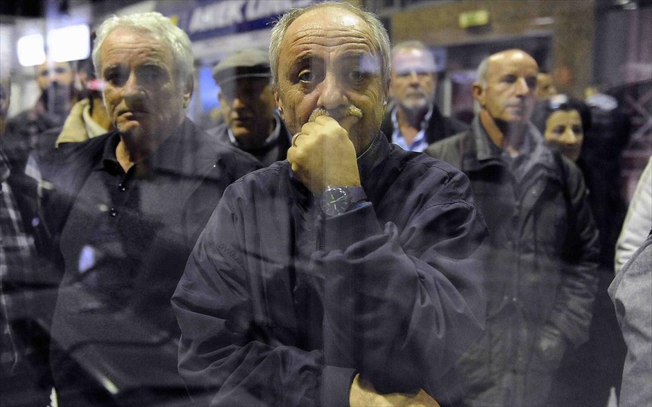 Άφιξη διασωθέντων του Norman Atlantic στην Ελλάδα - Ηγουμενίτσα. Συγγενείς και φίλοι διασωθέντων περιμένουν την άφιξη των αγαπημένων τους προσώπων στο λιμάνι της Ηγουμενίτσας.