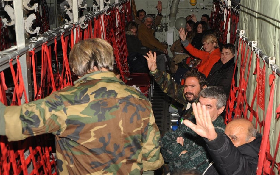 Άφιξη διασωθέντων του Norman Atlantic στην Ελλάδα. Επιβάτες που διασώθηκαν από το φλεγόμενο πλοίο «Norman Atlantic» μεταφέρονται με μεταγωγικό αεροσκάφος C-130 της Π.Α. από το Λέτσε και το Μπάρι της Ιταλίας, στην αεροπορική βάση της Ελευσίνας.