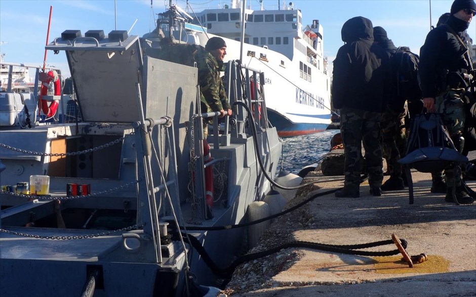 Σήμα κινδύνου από φορτηγό πλοίο δυτικά της Κέρκυρας. Πάνοπλοι άνδρες των Ειδικών Αποστολών του Λιμενικού ετοιμάζονται να αναχωρήσουν με δύο σκάφη, από το λιμάνι της Κέρκυρας, προκειμένου να φθάσουν στη θαλάσσια περιοχή των Οθωνών, όπου βρίσκεται το μικρό εμπορικό πλοίο το οποίο εξέπεμψε νωρίτερα σήμα κινδύνου. Την επιχείρηση συντονίζει ο λιμενάρχης της Κέρκυρας και σύμφωνα με πληροφορίες το πλοίο είναι δουλεμπορικό και μεταφέρει μετανάστες χωρίς νομιμοποιητικά έγγραφα.