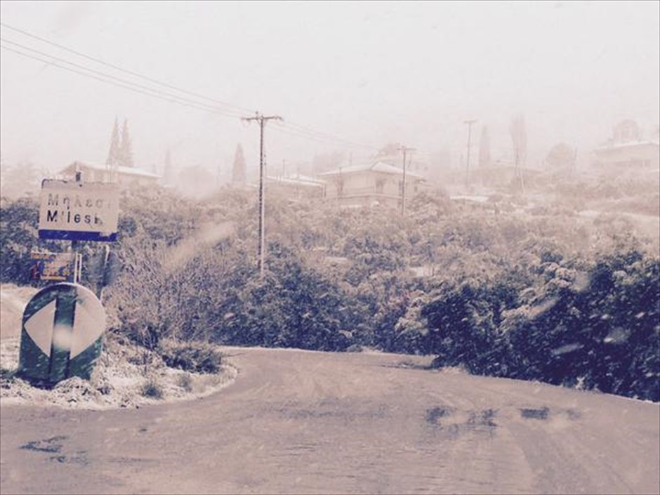 Χιόνι - Αναγνώστες. Φωτογραφία που μας έστειλε, μέσω Twitter, από το χιονισμένο Μήλεσι Αττικής ο @tpsomas.