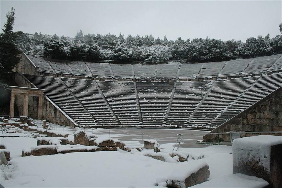 Στα λευκά το θέατρο της Επιδαύρου. Το θέατρο της Επιδαύρου σκεπασμένο με χιόνι.