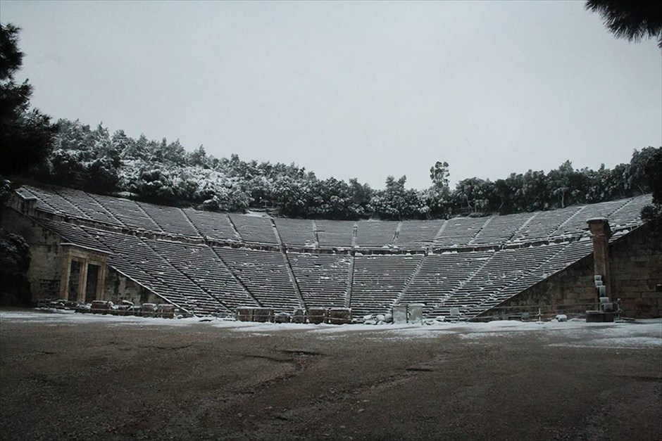 Χιονισμένο το θέατρο της Επιδαύρου. Το θέατρο της Επιδαύρου σκεπασμένο με χιόνι.