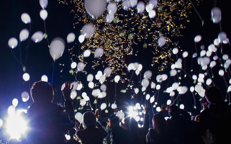 Το Τόκυο καλωσορίζει το 2015. Ιάπωνες ελευθερώνουν στον ουράνο μπαλόνια, την στιγμή της αλλαγής του χρόνου.