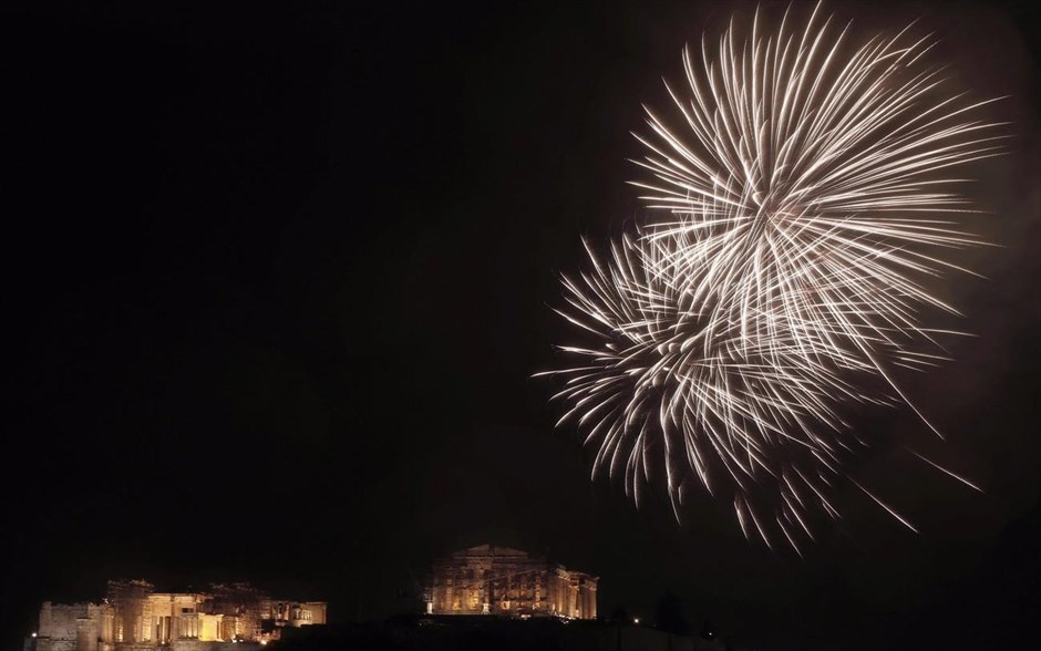 Αθήνα - Υποδοχή 2015. Πυροτεχνήματα φωτίζουν τον ουρανό πάνω από τον λόφο της Ακρόπολης, κατά την αλλαγή του έτους στην Αθήνα.